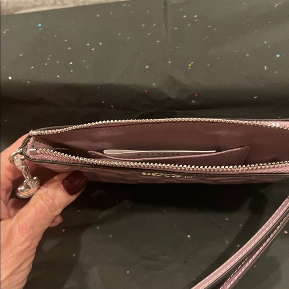 Coach Women's Light violet patent leather Wristlet with Heart charm. NWT - Picture 6 of 6